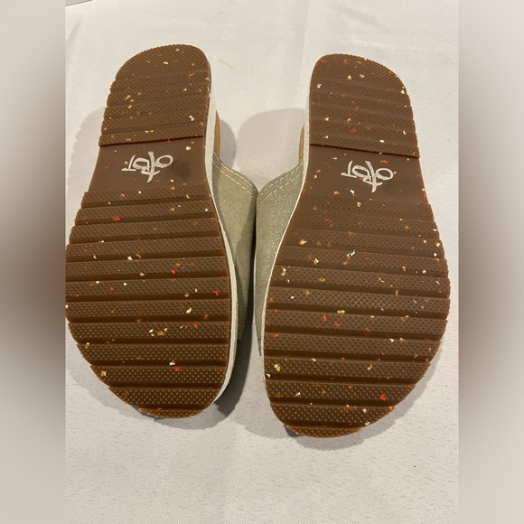 OTBT Wayside Silver Glitter Tan White Platform Sandals Women’s Size 6 1/2 - Picture 5 of 5